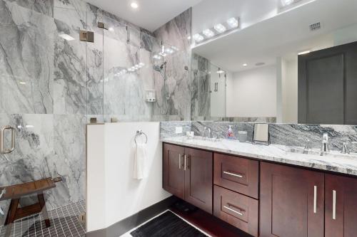 ein Badezimmer mit zwei Waschbecken und einem großen Spiegel in der Unterkunft Sunset Serenity in Cape Coral