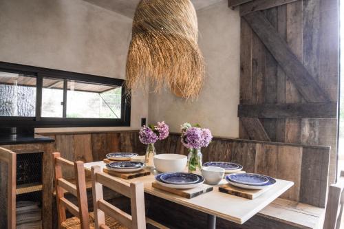 a dining room with a table with blue and white dishes at Aldea La Nacha in José Ignacio