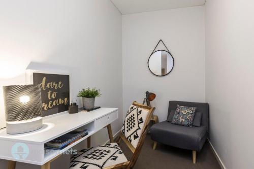 Habitación con escritorio y silla. en Redfern One Bedroom Apartment with Views, en Sídney