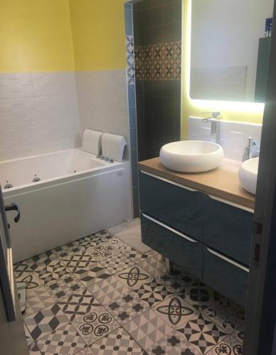 une salle de bain avec une baignoire et un lavabo et une baignoire dans l'établissement Maison entière haut standing, à Mignaloux-Beauvoir