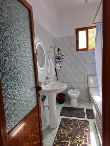 ベラトにあるGuesthouse Iljazのバスルーム(洗面台、トイレ付)