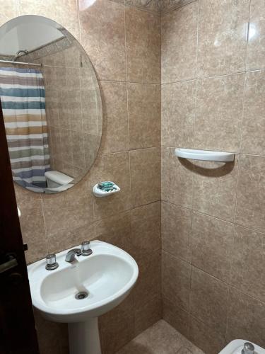 ein Bad mit einem Waschbecken und einem Spiegel in der Unterkunft Casa Ciao in Deán Funes