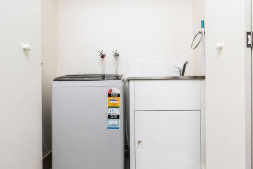 two refrigerators and a sink in a room at 2 Bedroom w/Parking Near Central Cessnock in Cessnock
