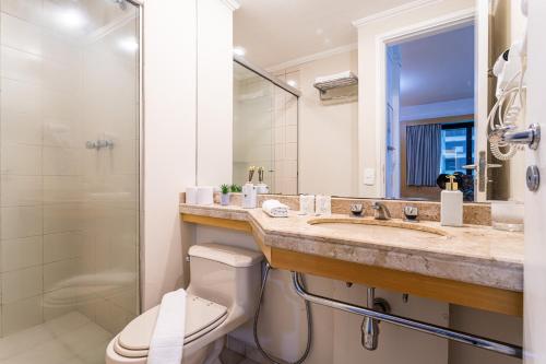W łazience znajduje się toaleta, umywalka i prysznic. w obiekcie Maximus Luxury in Transamerica Bela Cintra II w São Paulo