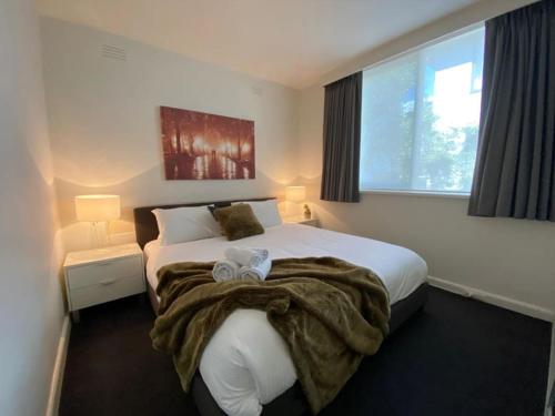 Ένα ή περισσότερα κρεβάτια σε δωμάτιο στο 1 Bdrm With Parking, Walk to Beach