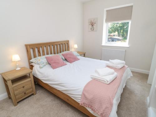 ein Schlafzimmer mit einem Bett mit zwei Kissen darauf in der Unterkunft The Miners Cottage in Berwick-Upon-Tweed