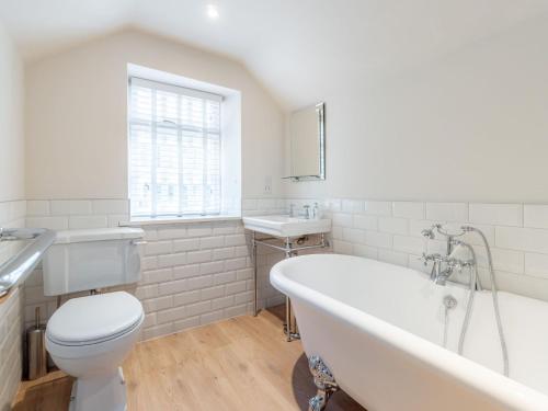 ein Badezimmer mit Badewanne, Toilette und Waschbecken in der Unterkunft Loughrigg in Ambleside
