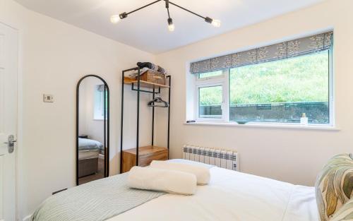 een slaapkamer met een bed en een raam bij Lowera Cottage in Windermere