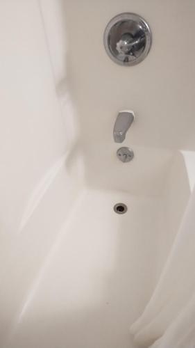 La salle de bains est pourvue d'un lavabo avec un robinet en argent. dans l'établissement Northgate Inn Motel, à Challis