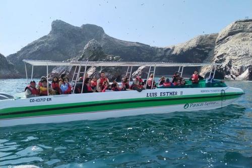 un groupe de personnes à bord d'un bateau dans l'eau dans l'établissement HOSPEDAJE WELCOME paracas, à Paracas