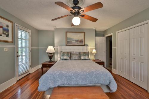 Ένα ή περισσότερα κρεβάτια σε δωμάτιο στο Vintage Coastal Retreat 2Br Home Near Flagler Ave Beach