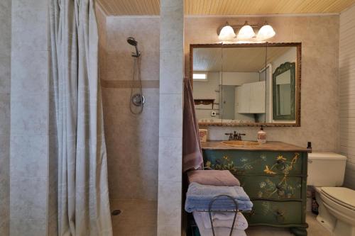 Ένα μπάνιο στο Vintage Coastal Retreat 2Br Home Near Flagler Ave Beach