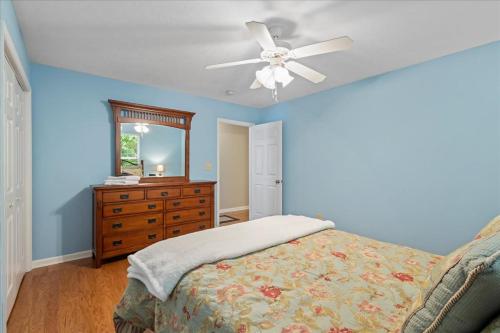 1 dormitorio con 1 cama y ventilador de techo en 5BR Estate on 7 Acres with Private Pond, en North Augusta