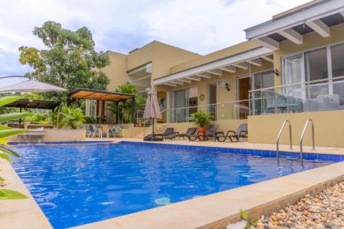 uma villa com piscina num resort em Casa Campestre - Pet Friendly - Green Energy em Anapoima