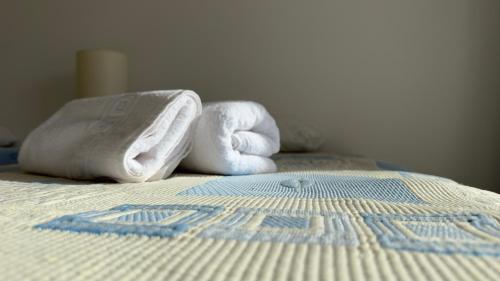 - un lit avec 2 serviettes dans l'établissement Casa do Vale, à Portimão