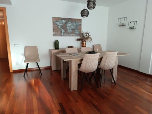 a dining room with a wooden table and chairs at Apartamento Plaza de la Iglesia in Deltebre