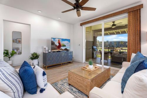 Una sala de estar con un sofá blanco y una mesa. en Halii Kai 11D, en Waikoloa