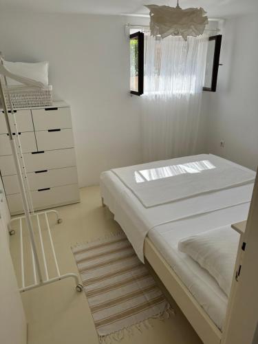 Apartmani Krkにあるベッド