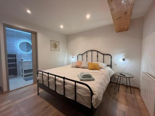 מיטה או מיטות בחדר ב-Gîte Saint-Plantaire, 5 pièces, 11 personnes - FR-1-591-544