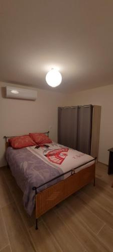 une chambre avec un lit dans une pièce dans l'établissement Appartement cosy, à Saint-Nazaire