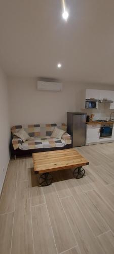 Cette chambre comprend 2 lits et une table en bois. dans l'établissement Appartement cosy, à Saint-Nazaire