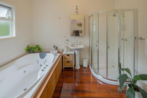 y baño con bañera, lavamanos y ducha. en Rosebank Guesthouse en Healesville