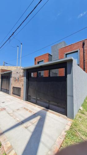 una puerta de garaje negra en el lateral de un edificio en Altos de Belgrano - Vicuña Mackenna en 