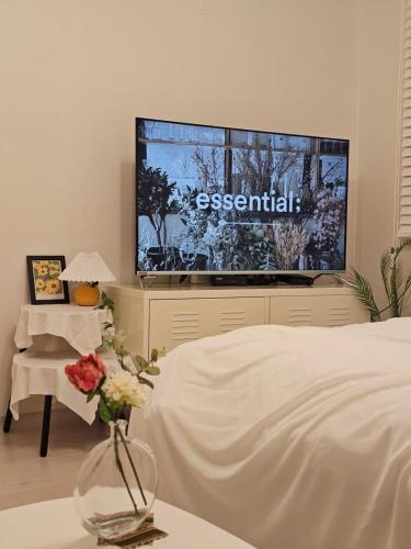 sypialnia z dużym telewizorem w pokoju w obiekcie Liebe House w Seulu