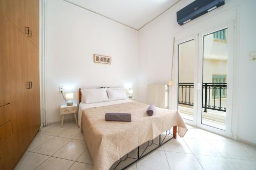 Un dormitorio con una cama y una ventana grande. en sfakion central appartment, en Heraclión