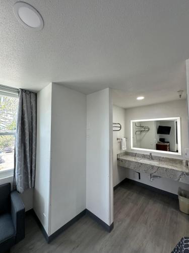 a living room with a sink and a mirror at Motel Santa Cruz in Santa Cruz