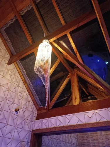 a chandelier hanging from a ceiling in a room at Pousada rota nas montanhas in Camanducaia