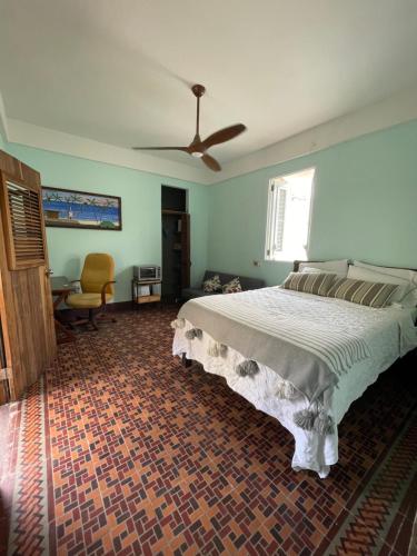 Ένα ή περισσότερα κρεβάτια σε δωμάτιο στο Fresh Tropical Colonial Style Walk-Up- Rooftop Terrace- Beach View