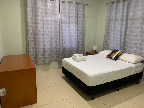 Ένα ή περισσότερα κρεβάτια σε δωμάτιο στο Alec's Hotel