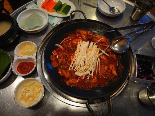a pan of food on a table with food at Seoul 리베하우스 3room KSPO-DOM Family trip in Seoul