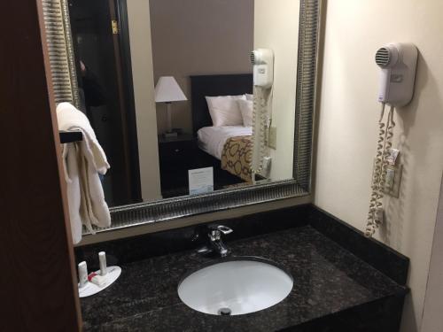 Koupelna v ubytování Baymont by Wyndham Harvard