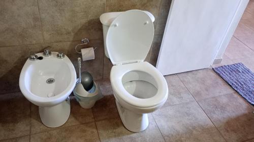 ein Bad mit einem WC und einem Bidet in der Unterkunft Las Acacias suites in San Lorenzo