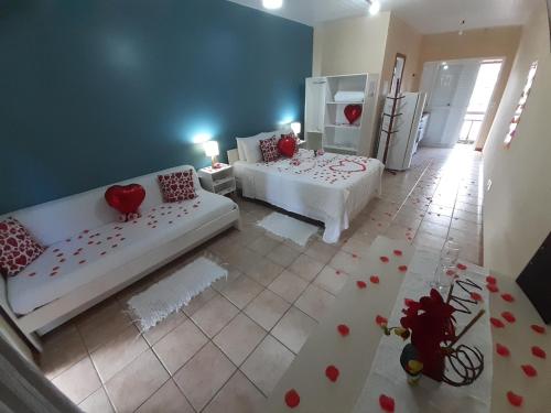 una sala de estar con 2 camas y corazones rojos en el suelo en Pousada Rosa dos Ventos Juquehy Pet Friendly, en Juquei