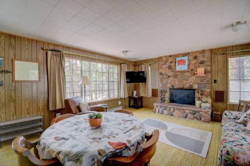 Afbeelding uit fotogalerij van Serene 70s Retreat Near San Antonio Hot Springs in Jemez Springs