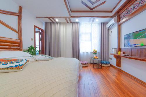 sypialnia z dużym łóżkiem w pokoju w obiekcie Easy House w mieście Zhangjiajie