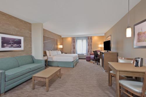 ein Hotelzimmer mit einem Bett und einem Sofa in der Unterkunft Holiday Inn Express & Suites New Cumberland, an IHG Hotel in New Cumberland