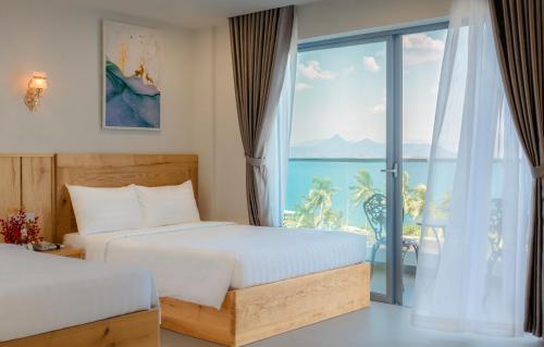 Postel nebo postele na pokoji v ubytování Bluebay Hotel