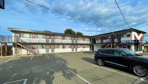a black car parked in front of a building at Diplomat Motel in Nanaimo