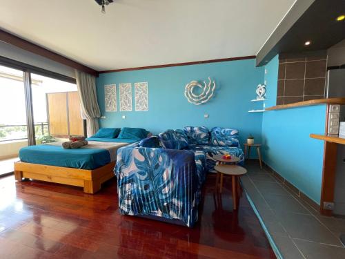 una camera con letto e divano di Studio Blue Moana - Private apartment with sea view a Papeete