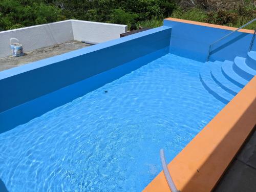 a swimming pool with a blue and orange swimming pool at 松田テラスB Matsuda Terrace B in Matsuda