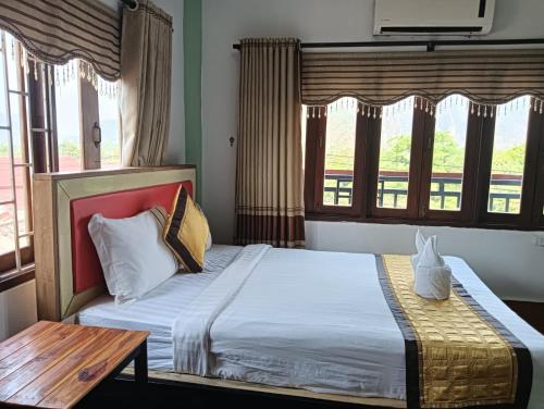 Postel nebo postele na pokoji v ubytování Bountang Riverside Hotel