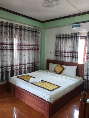 Postel nebo postele na pokoji v ubytování Bountang Riverside Hotel