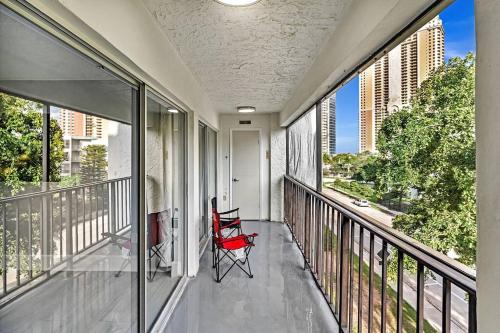 Μπαλκόνι ή βεράντα στο One Bedroom Steps Away From The Beach!