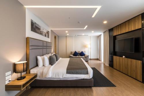 Un pat sau paturi într-o cameră la Canalis Suvarnabhumi Airport Hotel