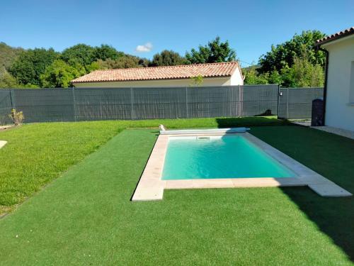 ein Schwimmbad in der Mitte eines Gartens in der Unterkunft Les Villas du Lignon - Votre escapade en Ardèche avec piscine privée in Pont-de-Labeaume