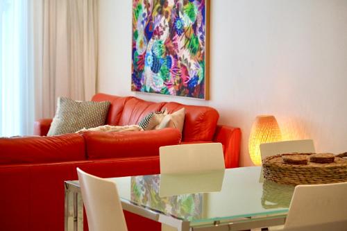 Ruang duduk di Breeze Beachfront Apartment